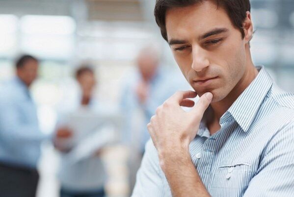 мъж мисли за лечение на бактериален простатит