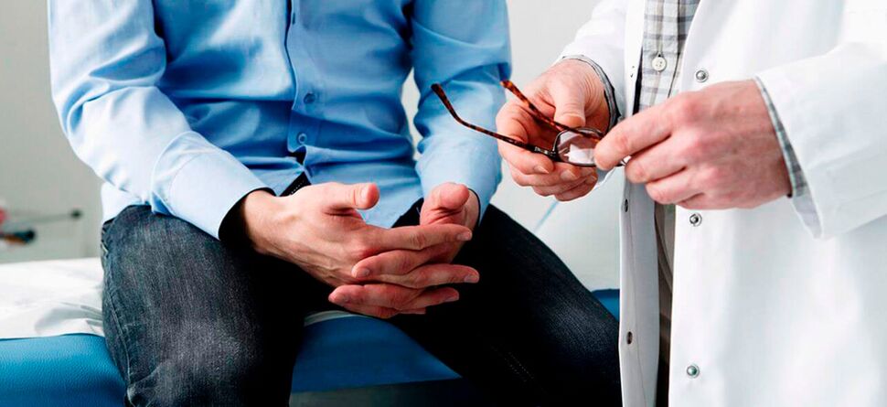 Мъж с признаци на простатит трябва да се консултира с уролог за лечение. 
